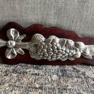 Silver and Wood Grape Wall Decor Plaque good for a kitcken decor